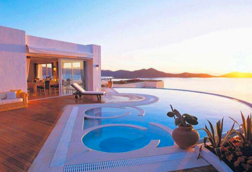 Elounda Gulf Villas på Kreta har en rätt imponerande design. Elounda Gulf Villas på Kreta har en rätt imponerande design.